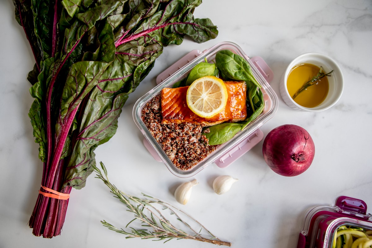 Gebratener Lachs mit grünem Spargel und Zitrone