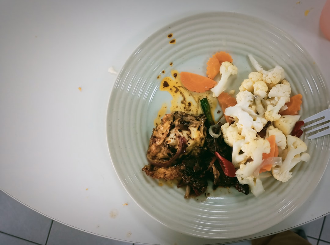 Bunte Buddha-Bowl mit Süßkartoffeln, Avocado und Tahini